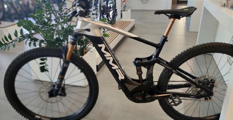 Prodám NOVÉ celoodpružené karbonové elektrokolo MTB zn. MMR X-Bolt 120 00 Black N, vel. M