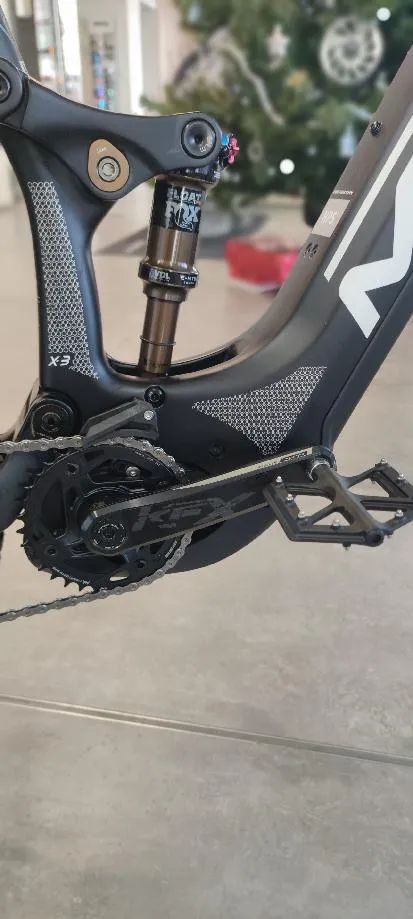 Prodám NOVÉ celoodpružené karbonové elektrokolo MTB zn. MMR X-Bolt 120 00 Black N, vel. M