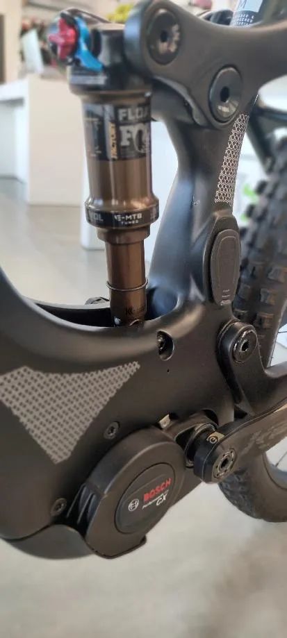 Prodám NOVÉ celoodpružené karbonové elektrokolo MTB zn. MMR X-Bolt 120 00 Black N, vel. M