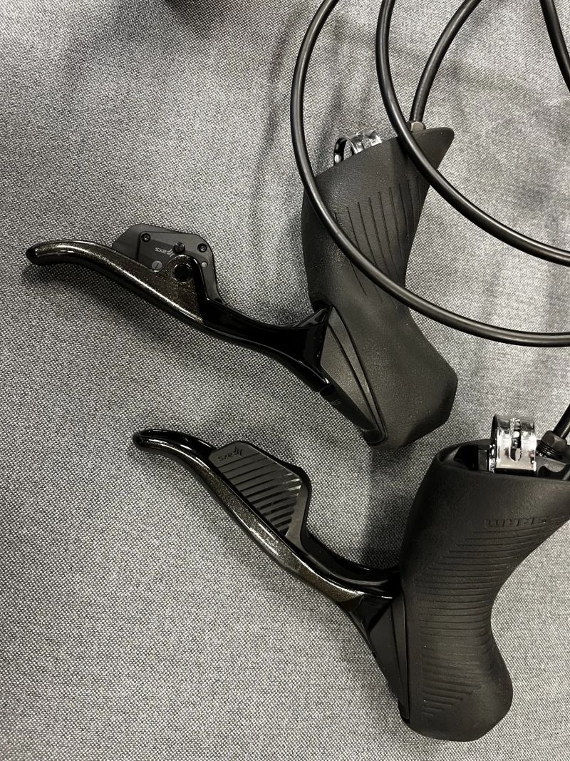 Řazení a brzdy Sram Force eTap AXS D2