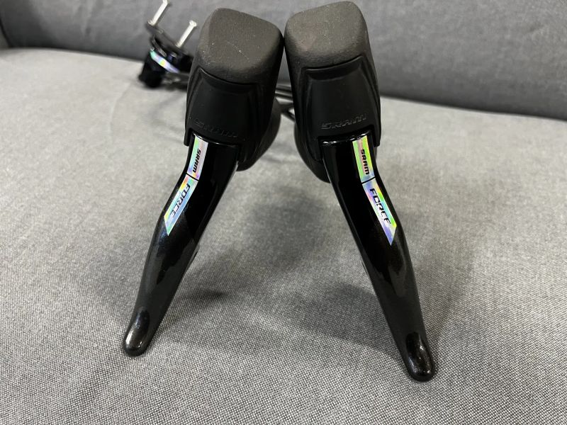 Řazení a brzdy Sram Force eTap AXS D2