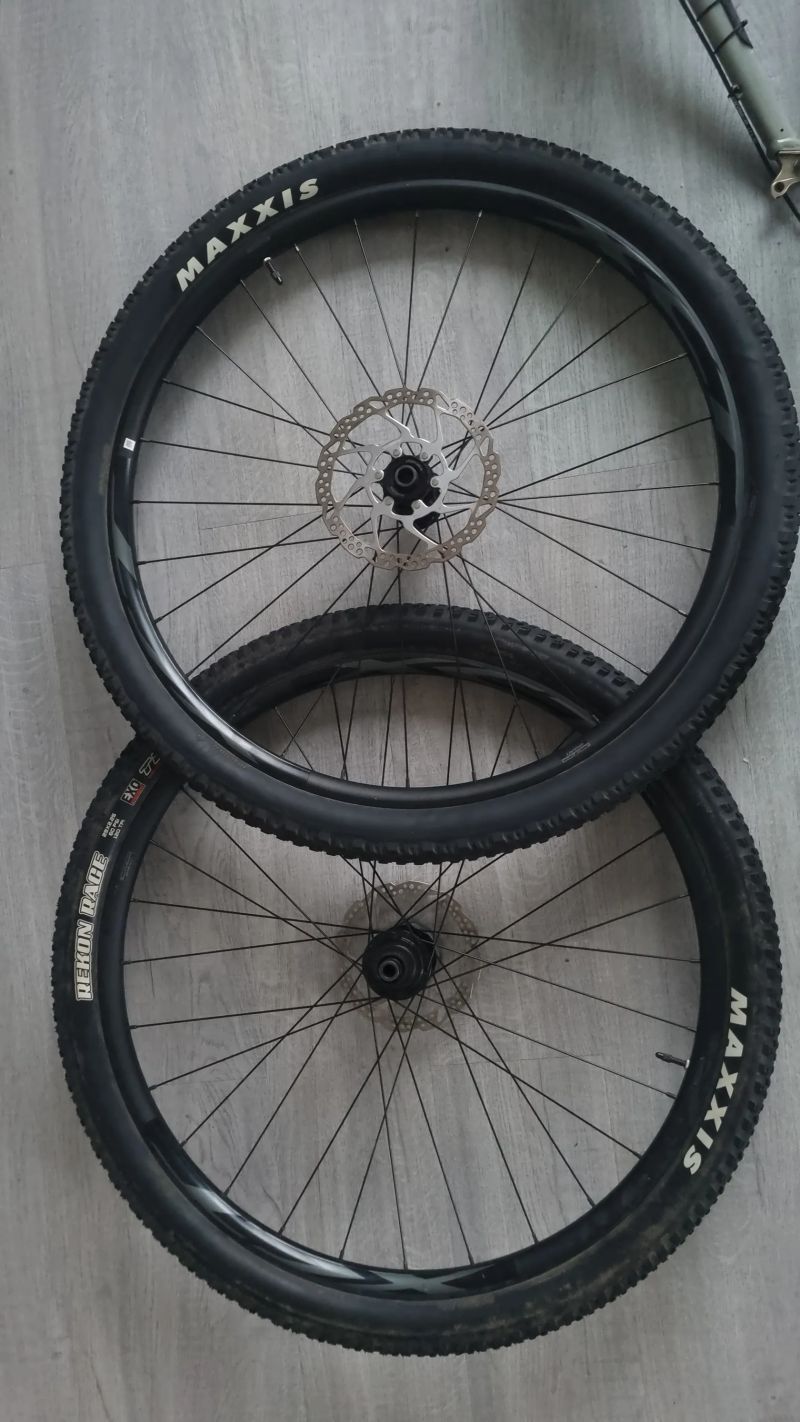 Zapletená kola Giant XCT 29