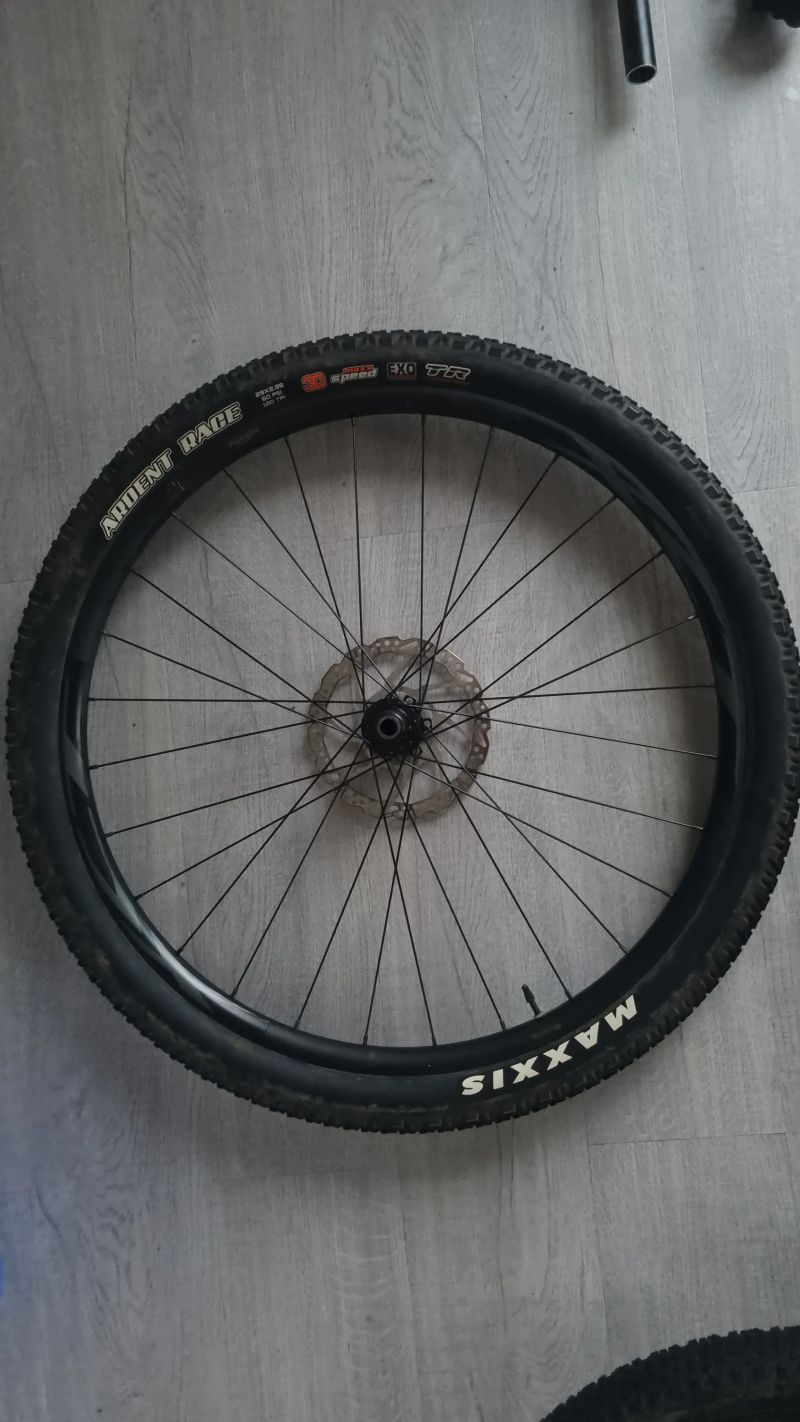 Zapletená kola Giant XCT 29