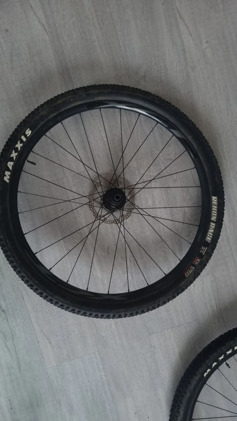 Zapletená kola Giant XCT 29