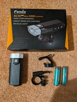 Prodám cyklosvítilnu Fenix BC30, v2.0
