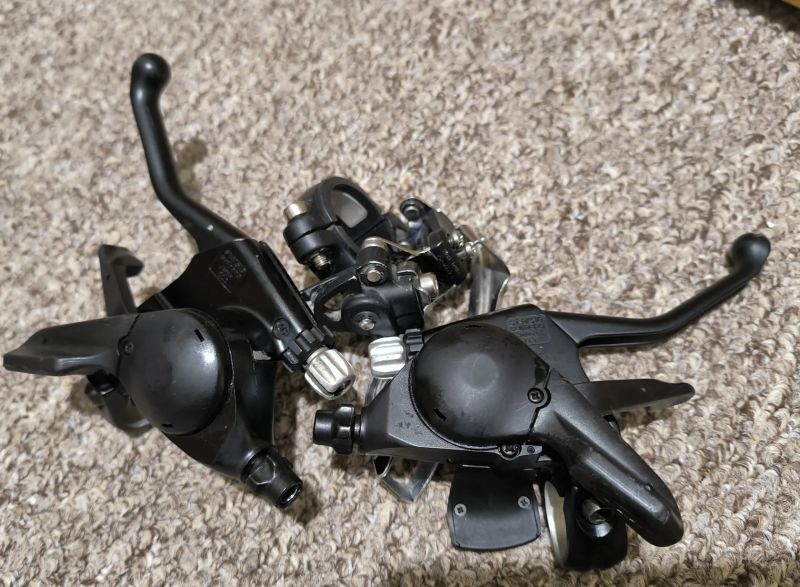 Shimano Deore 3x9 řadící a brzdové páky 