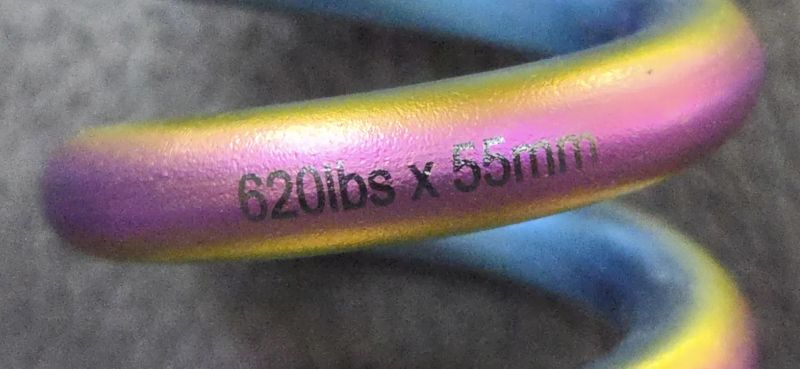 Titanová pružina na Fox DHX2 210x55 620lb