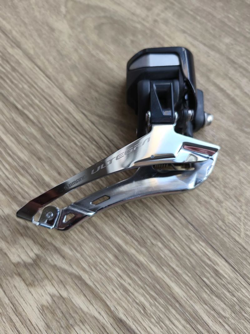 Shimano Ultegra Di2 11s sada, páky Dura-Ace, kazeta 14–28, nová nabíječka