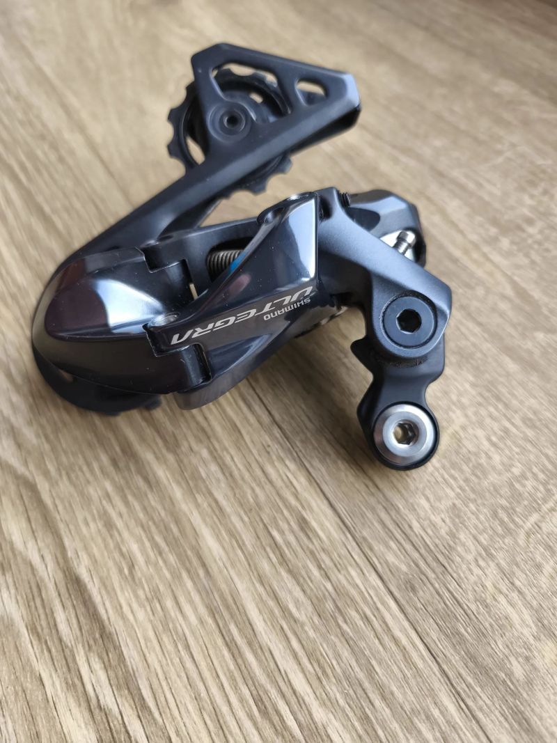 Shimano Ultegra Di2 11s sada, páky Dura-Ace, kazeta 14–28, nová nabíječka