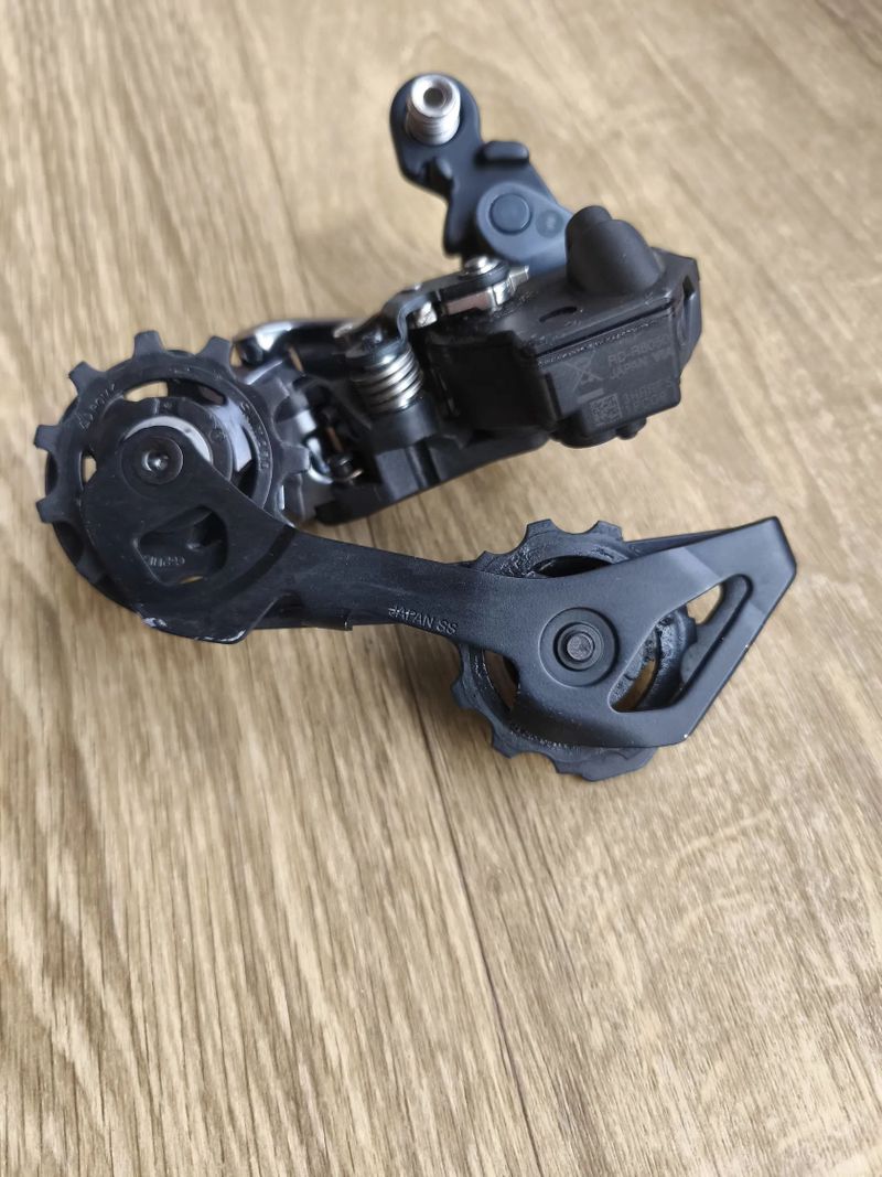 Shimano Ultegra Di2 11s sada, páky Dura-Ace, kazeta 14–28, nová nabíječka