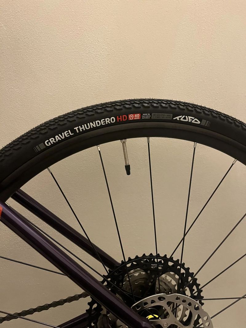 Prodam sadu novych plastu Tufo Thundero HD 700x40c, 40-622