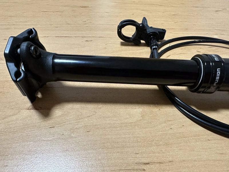 X-Fusion Manic 30,9 mm délka 125 mm, teleskopická sedlovka, včetně páčky, zánovní