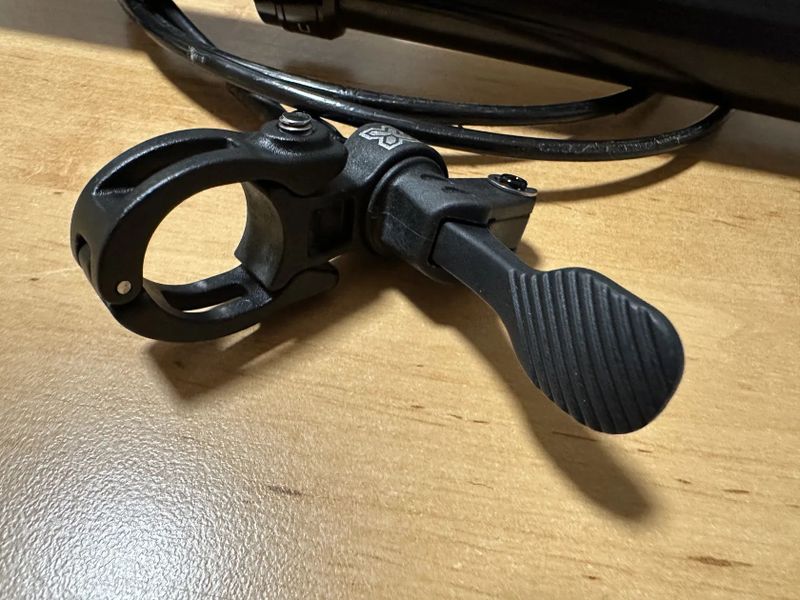 X-Fusion Manic 30,9 mm délka 125 mm, teleskopická sedlovka, včetně páčky, zánovní