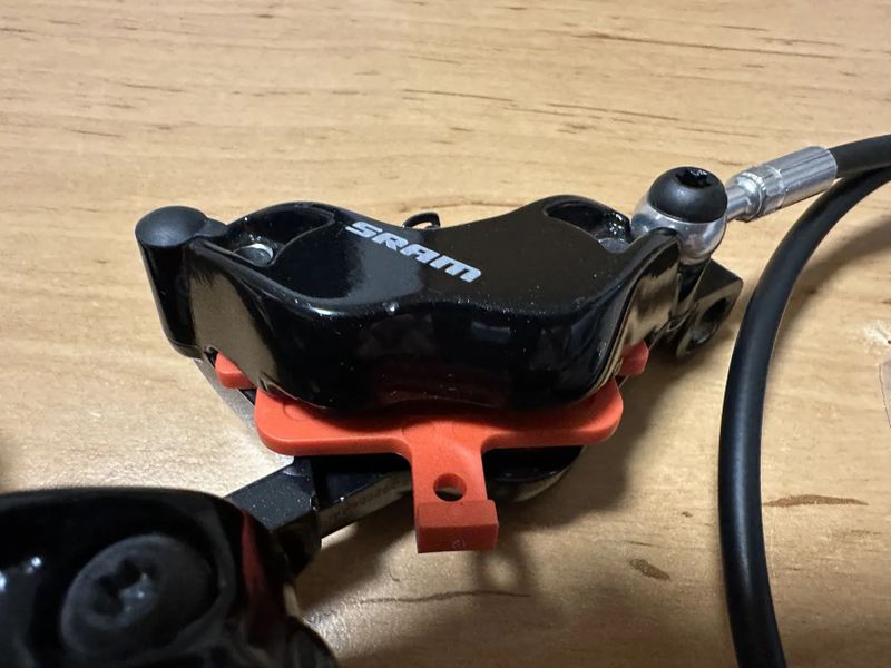 Brzdy SRAM GUIDE T, čtyřpístkové, zánovní