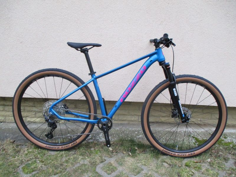 Rezervace kolo ROZZO Grace, vzduchová vidlice Suntour XCR, osazení Shimano Deore1x12, pevné osy