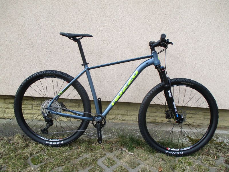 Rezervace kolo na rámu ROZZO Base 21", Deore 1x11, vzduch. vidlice Suntour XCR, pevná osa