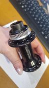 Přední náboj Shimano Deore HB-M6010-B 