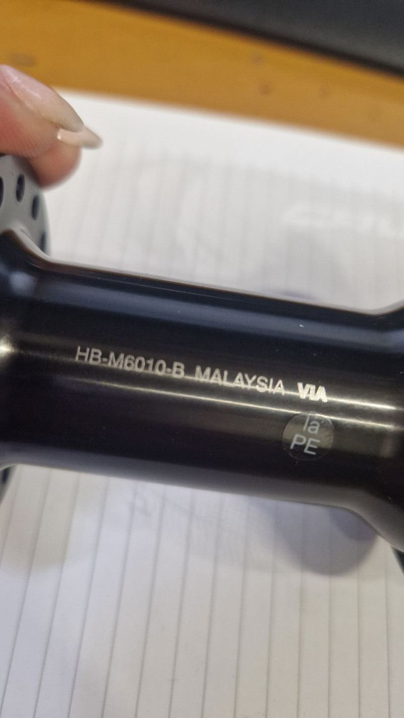 Přední náboj Shimano Deore HB-M6010-B 