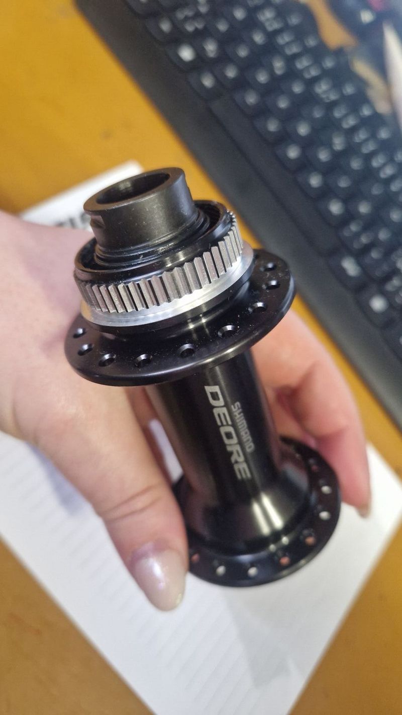 Přední náboj Shimano Deore HB-M6010-B 