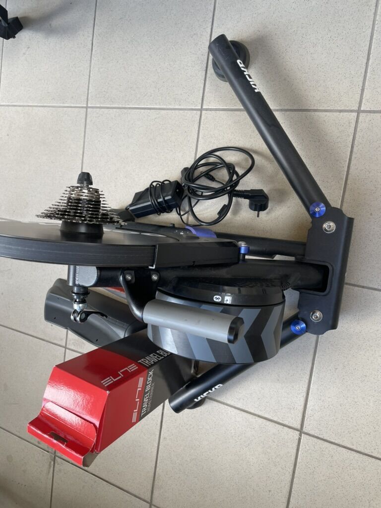 Wahoo Kickr V5 Smart Indoor Trainer trenažer (+ Zdarma 2 x podložka pod přední kolo)