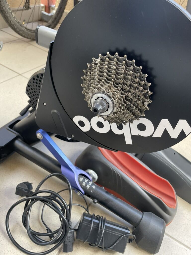 Wahoo Kickr V5 Smart Indoor Trainer trenažer (+ Zdarma 2 x podložka pod přední kolo)