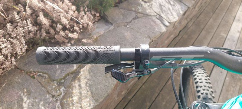 GT Force 27,5" Comp celoodpružené horské kolo