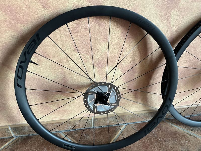 prodám nová GRAVEL Zapletená kola ROVAL Terra CL