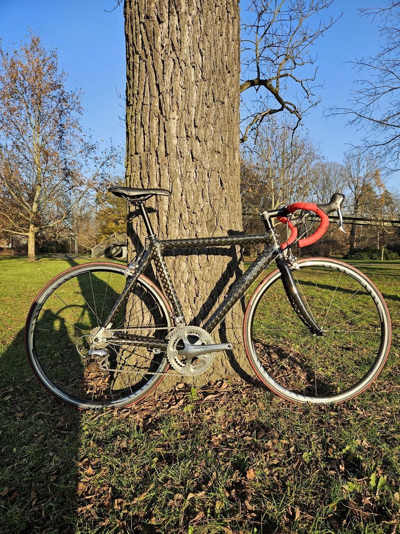 Mercedes Benz karbonové silniční kolo z limitované edice. 31/199. Dura Ace. Výměna za Morati díly.