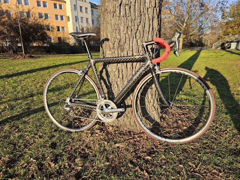 Mercedes Benz karbonové silniční kolo z limitované edice. 31/199. Dura Ace. Výměna za Morati díly.