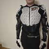 Chráničova vesta SPEED STUFF a cyklo rukavice POC
