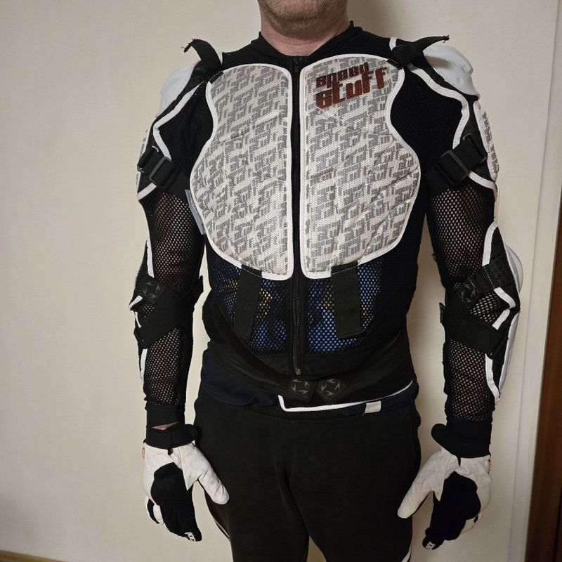 Chráničova vesta SPEED STUFF a cyklo rukavice POC