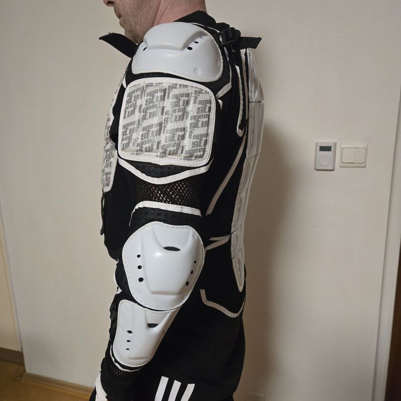 Chráničova vesta SPEED STUFF a cyklo rukavice POC