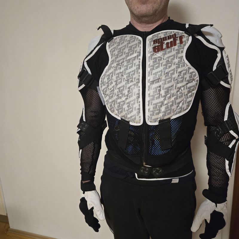Chráničova vesta SPEED STUFF a cyklo rukavice POC