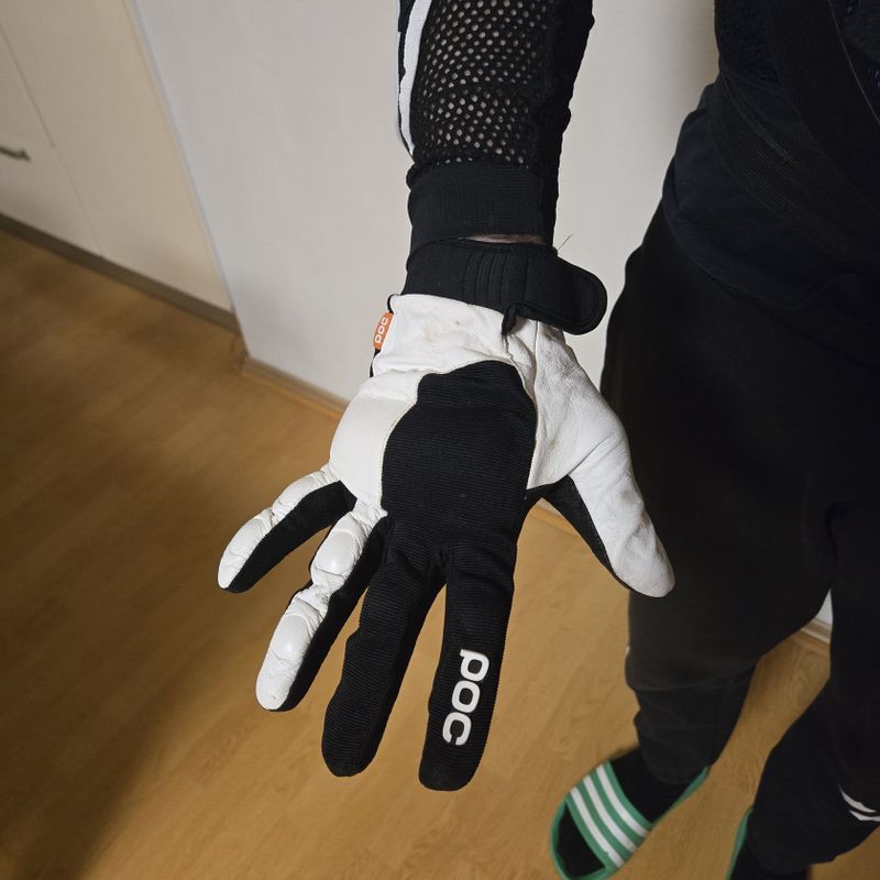 Chráničova vesta SPEED STUFF a cyklo rukavice POC