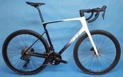GIANT Defy Advanced Pro 1 Di2 2024, 2025 – vynikající endurance silniční kolo - NOVÉ