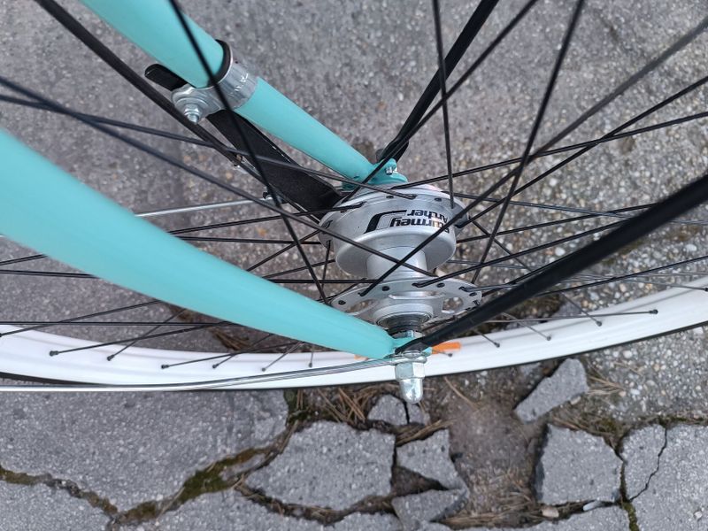 Predám komplet zrekonštruovaný bicykel, pôvodný len rám a ráfiky s novým lakom, inak všetko nové die
