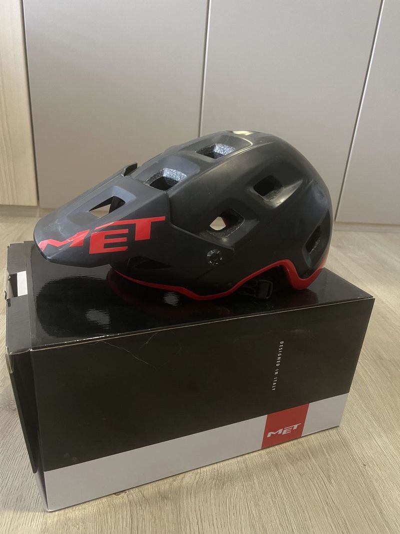 Prodám endurovou helmu MET