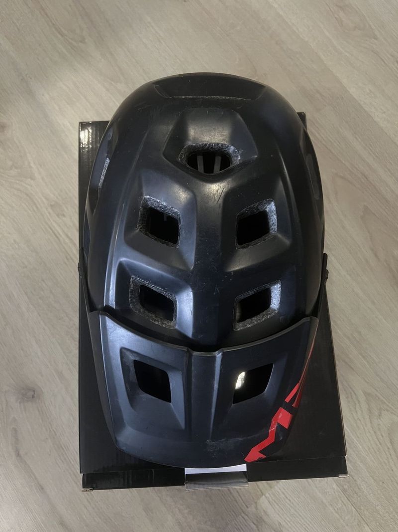 Prodám endurovou helmu MET