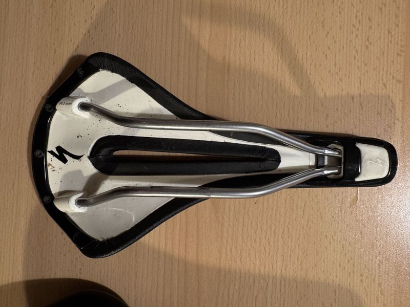 Sedla Specialized Phenom a Fabric