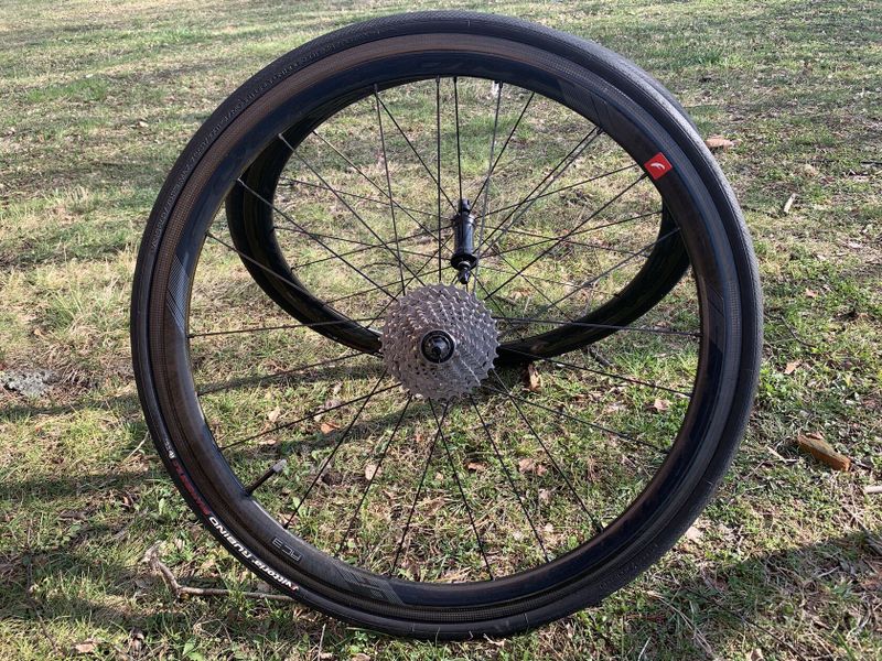 Focus Izalco Race 9.9, Shimano Ultegra Di2 + zapletená karbonová kola Fulcrum Wind.