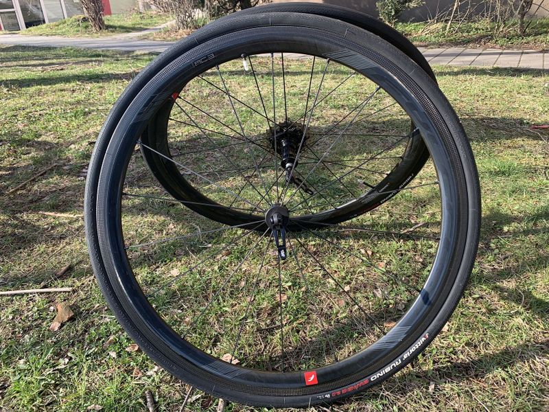 Focus Izalco Race 9.9, Shimano Ultegra Di2 + zapletená karbonová kola Fulcrum Wind.