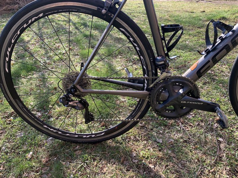 Focus Izalco Race 9.9, Shimano Ultegra Di2 + zapletená karbonová kola Fulcrum Wind.