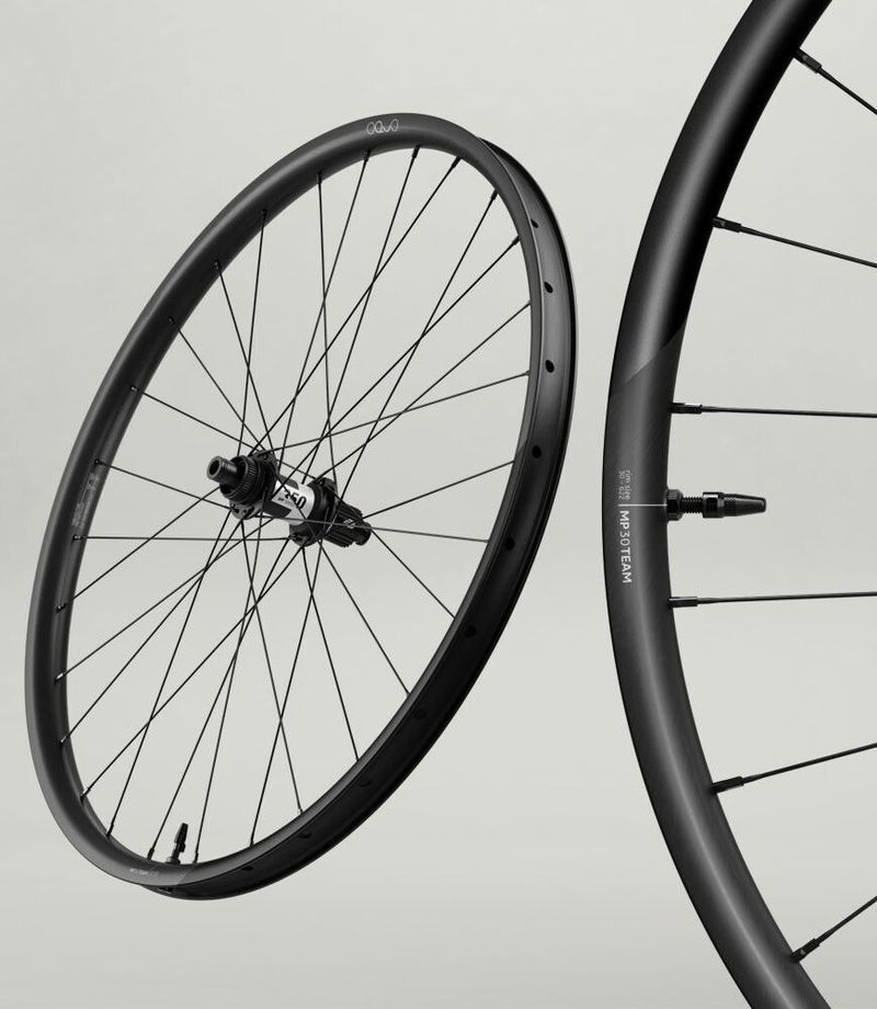 trailové/XC karbonové výplety 29" OQUO MP30 Team Carbon (30 mm vnitřkem, 1.530 g) ořech xD nebo MS