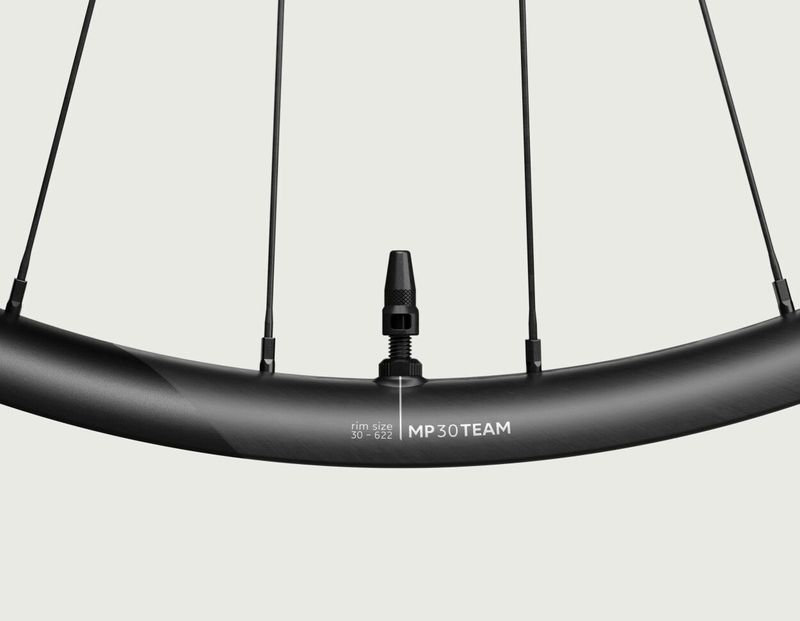 trailové/XC karbonové výplety 29" OQUO MP30 Team Carbon (30 mm vnitřkem, 1.530 g) ořech xD nebo MS