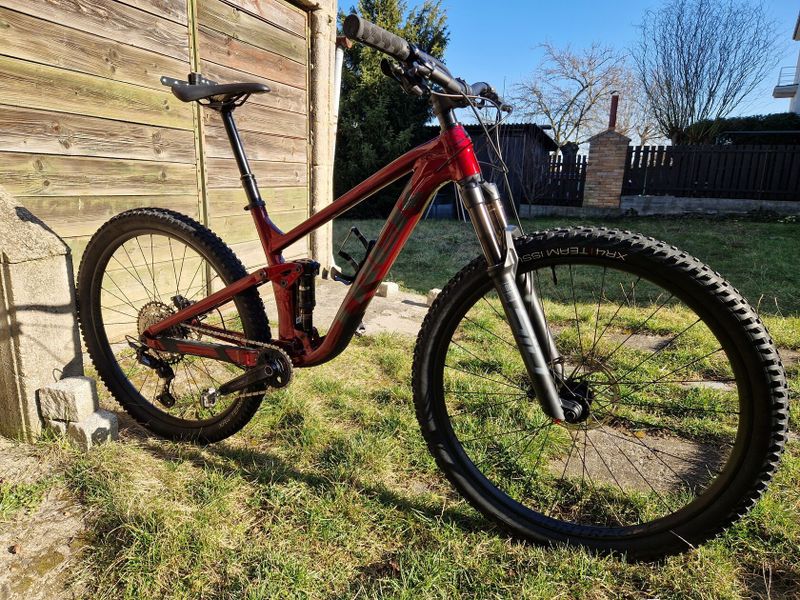 TREK Top Fuel 8 Gen 3 Crimson M/L