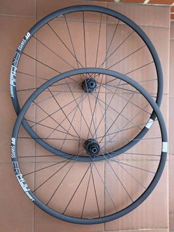 PRAKTICKY NOVÁ SILNIČNÍ /GRAVEL KOLA DT SWISS ER1400 DICUT 21