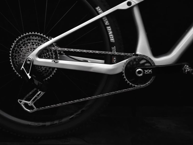 Celoodpružený top model QM FS10 SRAM XX T-type Transmission 1x12 