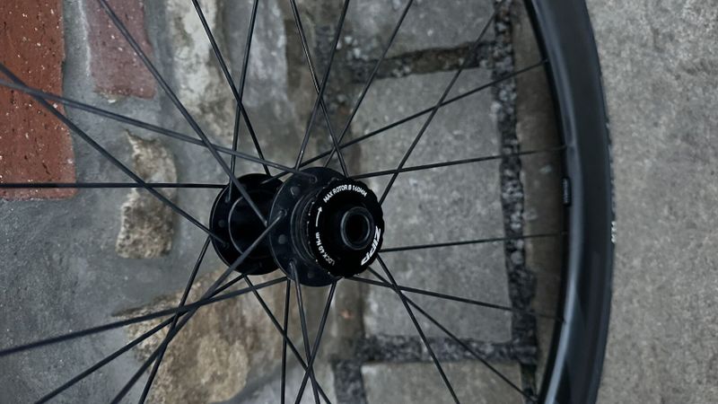 Zipp karbonová kola 303 S Disc TL CenterLock HG + pláště