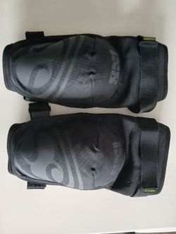 iXS Hack EVO+ chrániče kolen Black (Velikost M)