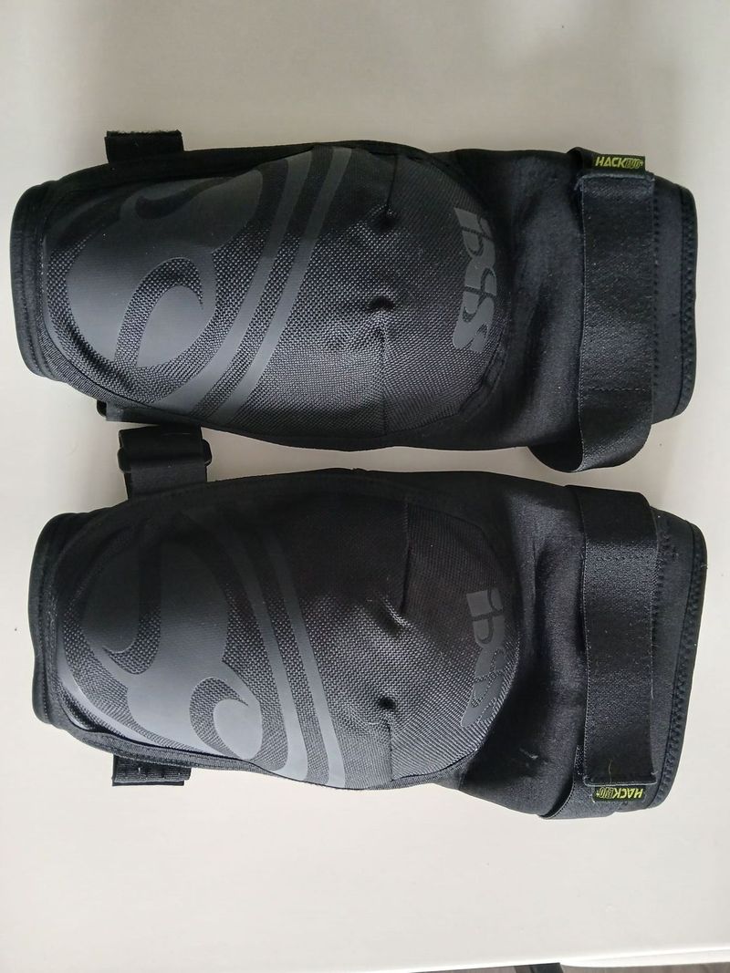 iXS Hack EVO+ chrániče kolen Black (Velikost M)